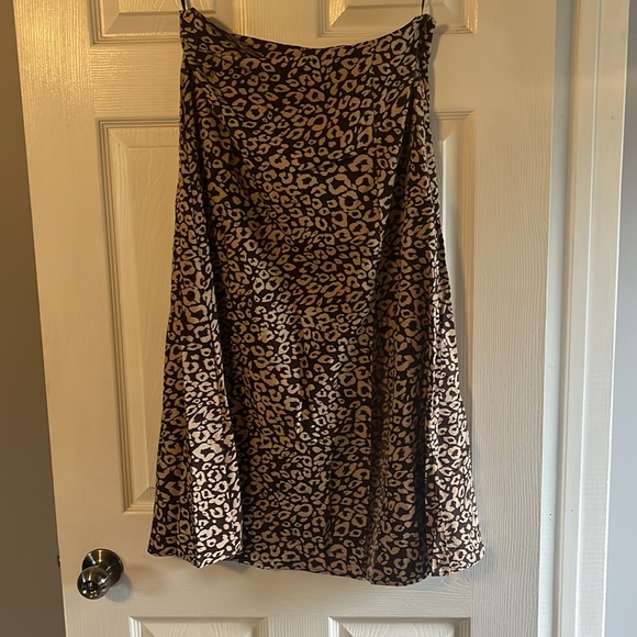 Brand new never worn high rise skirt with slit - Picture 5 of 10